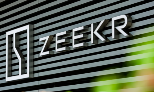 Zeekr отрицает обвинения в завышении продаж, заявляя, что автомобили были незарегистрированными моделями для демонстрационных залов