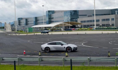 Новый Xpeng P7 представлен в качестве лифтбэка на шпионских снимках в преддверии августовской презентации