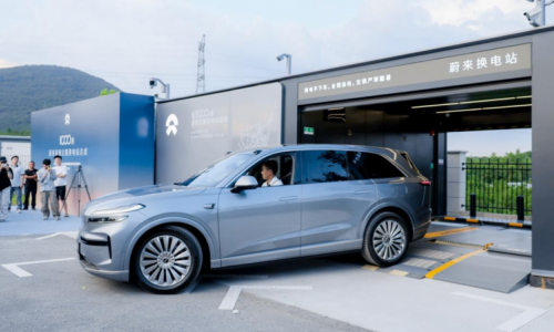 Последняя, самая продаваемая модель от Nio Onvo L90, оснащается аккумулятором емкостью 60 кВт*ч, который можно брать напрокат только в качестве опции