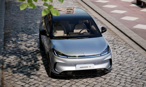 Полностью электрический хэтчбек Arcfox T1 от BAIC продается по цене от 767 000 рублей: максимальная мощность 127 л.с. и запас хода 425 км.