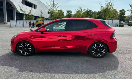 Абсолютно новый электромобиль MG4 EV продается по цене от 764 000 рублей, также объявлены цены на полутвердотельные аккумуляторы