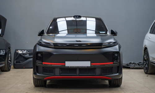 Эффектный стайлинг переднего бампера и порогов Lixiang L7 Ultra