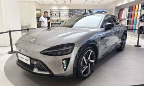 Xiaomi защищает наклейку на YU7 “тестовый автомобиль”, поскольку владельцы жалуются на следы на лобовом стекле