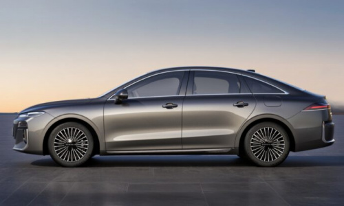 Roewe M7 PHEV от SAIC с запасом хода 2050 км и моделью искусственного интеллекта от ByteDance продается по цене от 1 миллиона рублей