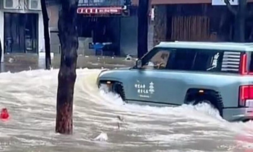 BYD Yangwang U8 вызвал хаос в Китае после наводнения во время супертайфуна 