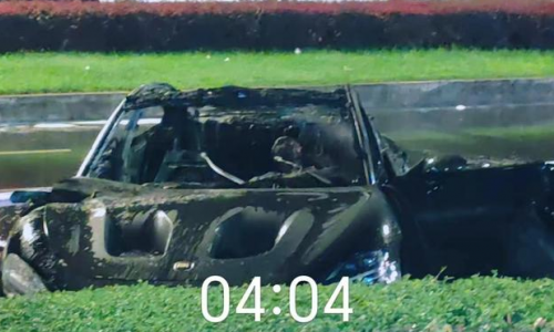 Xiaomi SU7 Ultra загорелся в результате аварии, попытки прохожих спасти его провалились