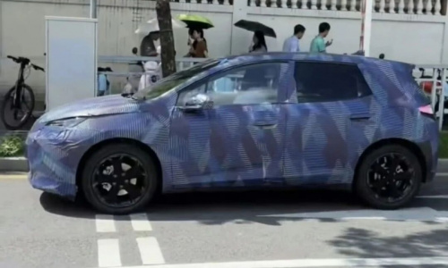 На шпионских снимках можно увидеть 2026 BYD Dolphin с увеличенной дальностью хода и, по слухам, с задним приводом