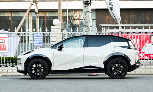 Представлен новый компактный внедорожник Zeekr X: 489-сильная модель стоит от 1,78 млн рублей