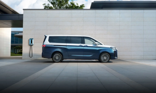 Модель MPV M8 от BAW доступна в предпродажной продаже на бензине, электромобилях EREV и CNG по цене от 1,93 млн рублей