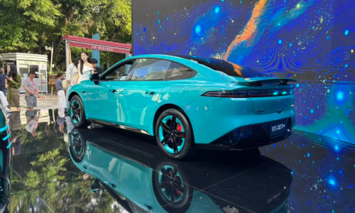 Старт продаж Dongfeng en 007+: ускорение менее чем за 4 секунды, стоимость от 1,66 млн рублей