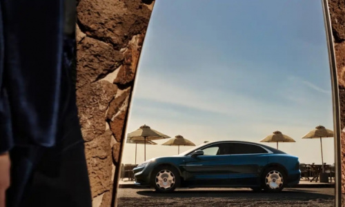 Yangwang U7 от BYD с четырехцилиндровыми двигателями мощностью 1341 л.с. в новом цвете Galaxy Blue будет представлен на автосалоне в Гуанчжоу