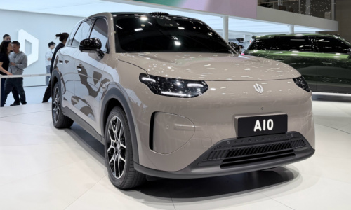 Небольшой электрический кроссовер Leapmotor A10 стал доступен для бронирования в Китае