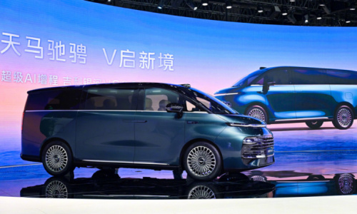 Минивэн Geely Galaxy V900 попал в Книгу рекордов Гиннесса, поскольку в нем поместились 42 человека