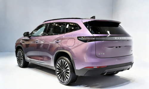 Автомобиль Exeed Exlantix MX (ET5) от Chery с запасом хода 210 км на электромобиле продается по цене от 19 070 долларов США в Китае и является конкурентом BYD Song L DM-i