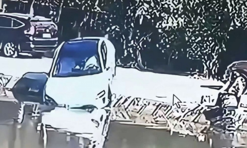 Xiaomi SU7 уточнул передним бампером во время автономной парковки