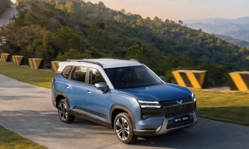 Внедорожник Wuling Starlight 560 выходит на рынок Китая по цене от 700 тысяч рублей и доступен в вариантах ICE, PHEV и BEV
