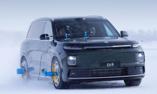 Компания Leapmotor D19 завершила первый в мире тест на разрыв двух шин в экстремальных условиях гололеда