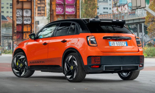 Новые модели Abarth 600e Competizione и Turismo пополнили линейку электромобилей