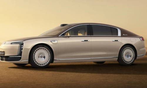 Обновленный роскошный седан от Huawei Maextro S800 получил увеличенную дальность хода с тремя двигателями