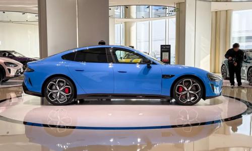 В дилерском центре был замечен новый Xiaomi SU7 с запасом хода до 902 км, который будет представлен в марте