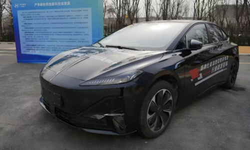 Компания FAW впервые внедрила литий-марганцевый жидко твердотельный аккумулятор емкостью 142 кВт*ч, что позволило увеличить запас хода на 1000 км без подзарядки