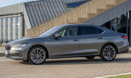 Новый мощный гибридный автомобиль Skoda Superb iV plug-in оснащен несколькими удобными дополнительными опциями