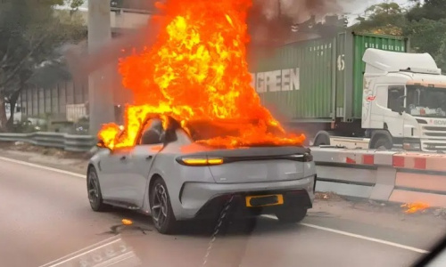 BYD Seal создал хаос на дороге - в Гонконге водитель спасается бегством из горящего автомобиля