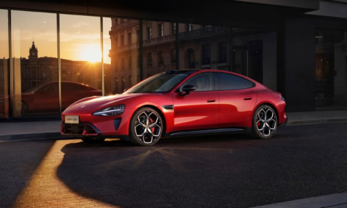 Новый Xiaomi SU7 представляет “кремово-бежевый” интерьер, который будет представлен в следующем месяце