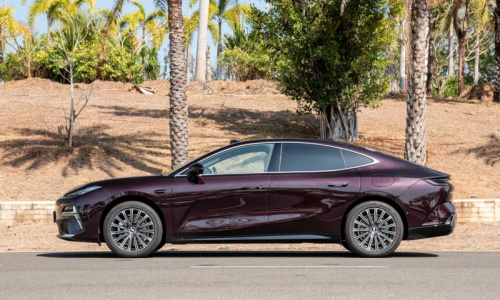 Geely Galaxy Starshine 8, оснащенный лидаром и запасом хода на 225 км без подзарядки, продается по цене от 1,7 млн рублей в Китае