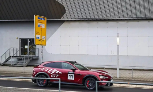 Xiaomi YU7 GT появился на Нюрбургринге без камуфляжа, с красными наклейками GT и агрессивной аэродинамикой