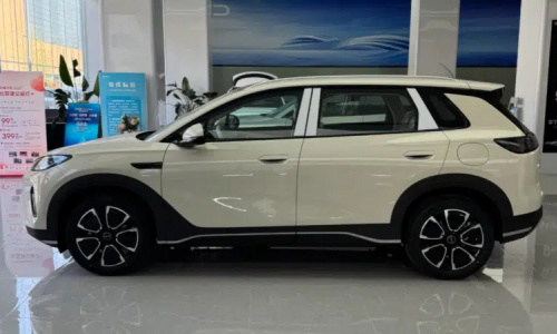 BYD Sealion 05 DM-i с запасом хода на электромобиле 305 км поступает в продажу у дилеров в Китае