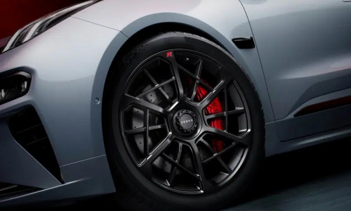 Zeekr 001 Anniversary Edition разгоняется до сотни за 2,91 секунды с двигателем мощностью 680 кВт, и стоит от 4,2 млн рублей в Китае