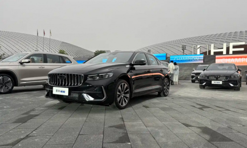 Geely Preface i HEV: предпродажи гибрида с расходом 3,98 л/100 км стартовали по цене от 1,2 млн рублей в Китае