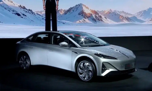 Компания Hongqi Tiangong 05/06 представила электромобили на 800 В с зарядкой от 10% до 80% за 12 минут, стоимость которых начинается от 1,9 млн рублей в Китае