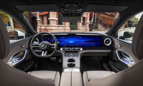 Полноэкранный дисплей Mercedes C-Class EV отличается элегантностью, присущей автомобилям Dave & Buster