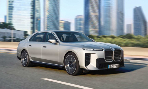 Новый рестайлинг BMW 7-й серии делает автомобиль еще более роскошным и, в некотором смысле, выглядит еще смелее, чем раньше